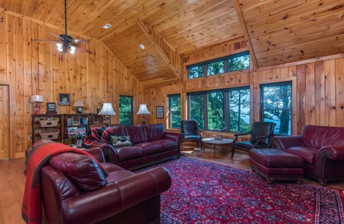 Lynn Cabin | 276 m² Cabin ∙ 3 bedrooms ∙ 6 guests