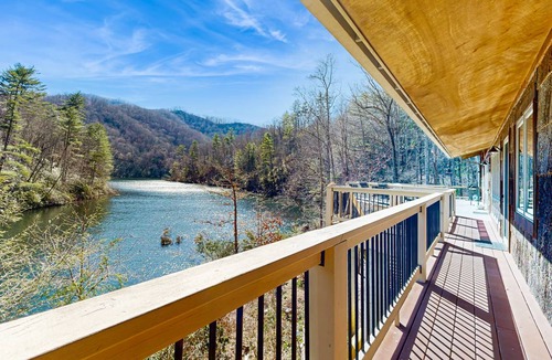 Tuckasegee House | 279 m² House ∙ 5 bedrooms ∙ 12 guests