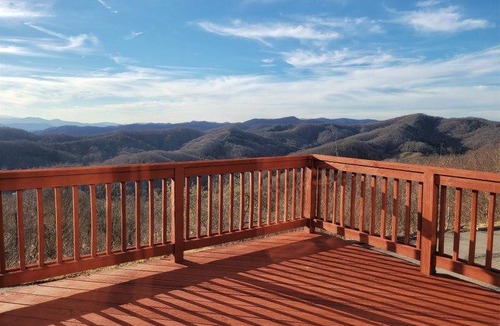 Wolf Laurel Cabin | 285 m² Cabin ∙ 3 bedrooms ∙ 12 guests