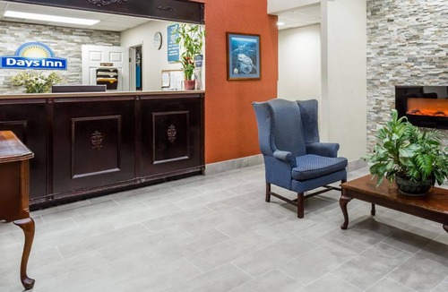 Hendersonville Hotel | 29 m² Hotel ∙ 127 guests