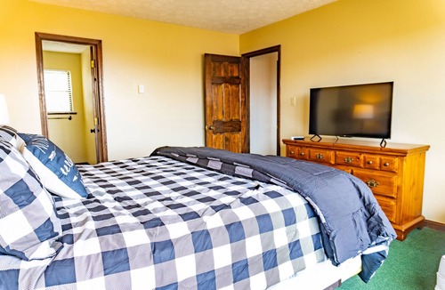 Burnsville Cabin | 2bd Chalet w/ Big Views of Pisgah National Forest!