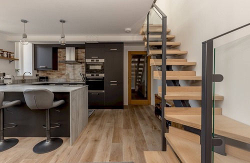 Merchiston Apartment | 2BD Loft Style Apt - Edinburgh - Free Parking - Pass the Keys