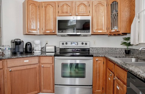 Cary House | 2Bedrooms, Jacuzzi, Crib, Grill ,kids essetials, walk to stores