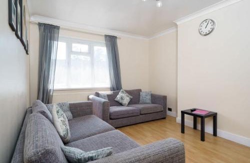 Harlington Apartment | 2BR Apartment near Heathrow Airport