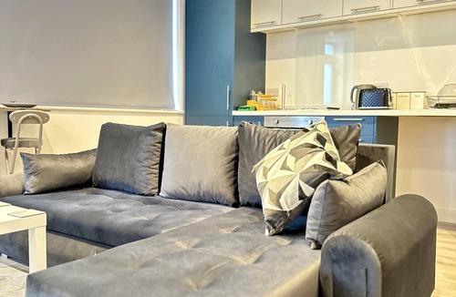 Woodthorpe Apartment | 2BR City Centre Flat - Sleeps 7 - Parking - Near Arena
