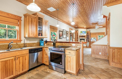 Manteo House | 2BR coastal cottage w/whirlpool tub & patio
