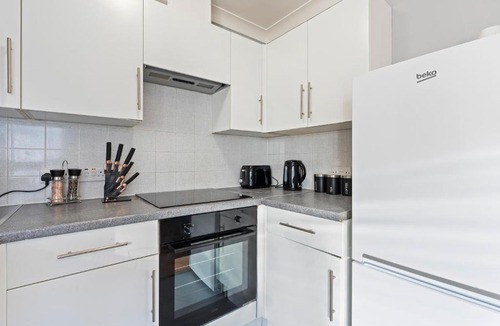 Saint Paul's Apartment | 2BR Contractor Stay - WiFi Sleeps 5