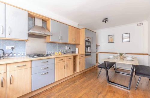 Datchet House | 2BR Cottage|Parking |Close 2 Windsor - By Tempstay