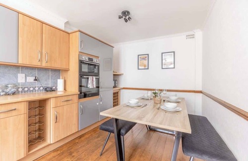 Datchet House | 2BR Cottage|Parking |Close 2 Windsor - By Tempstay