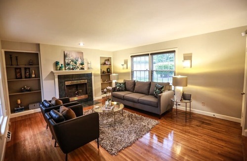 SouthPark House | 2BR Home short walk to Southpark Mall!