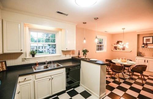 SouthPark House | 2BR Home short walk to Southpark Mall!