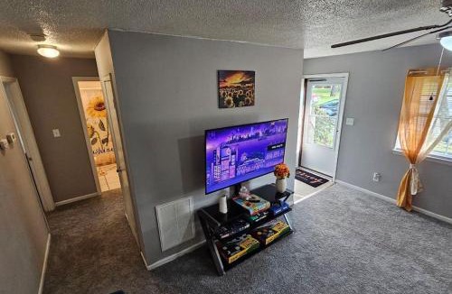 Greenville Apartment | 2BR Retreat sleeps 5 near ECU Stadium and Hospital