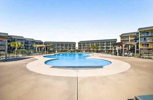 Surf City Condo | 2nd-floor ocean-view condo with private beach access, community pool, gazebo