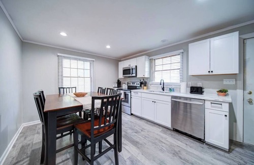 Villa Heights House | 3 bdrm walk to Optimist Hall! Pets Welcome!