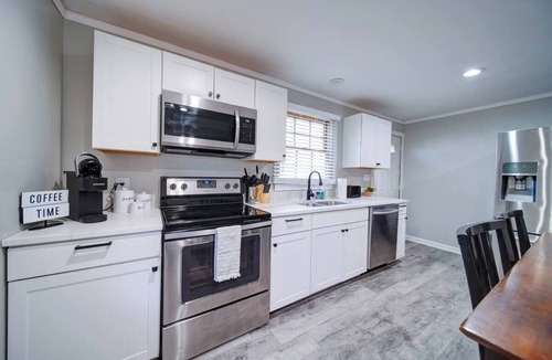 Villa Heights House | 3 bdrm walk to Optimist Hall! Pets Welcome!