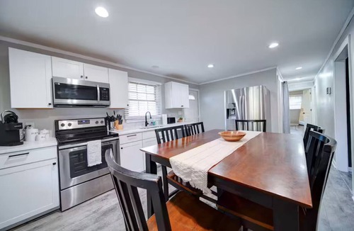Villa Heights House | 3 bdrm walk to Optimist Hall! Pets Welcome!