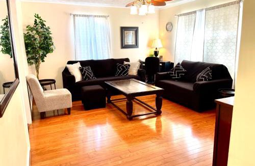 Havelock House | 3 Bed 2 Bath House, Quiet & downtown Smart TVs in all rooms, Whole house to yourself