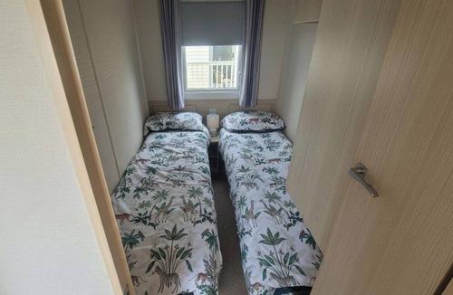 St George Cabin | 3 Bed Caravan Sleeps 6 with Free Parking