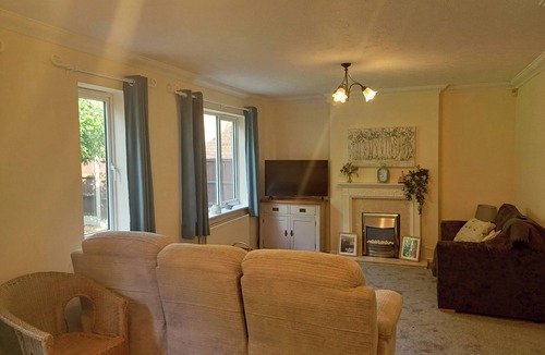 Uttoxeter House | 3 Bed House - Sleeps 5 - Pets - Parking