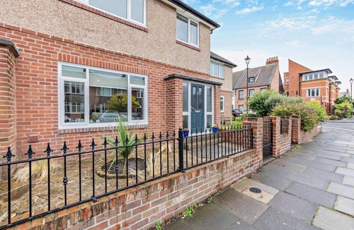 Tynemouth Cottage | 3 Bed in North Shields (oc-b29939)