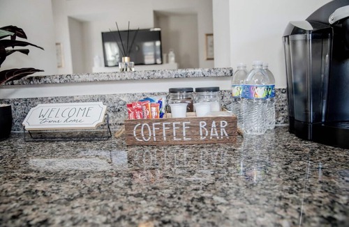 Cary House | 3 Bed, Jaccuzzi, Kids Essentials, Walk to Restaurant, Keurig, Grill,Ofiice,Crib,