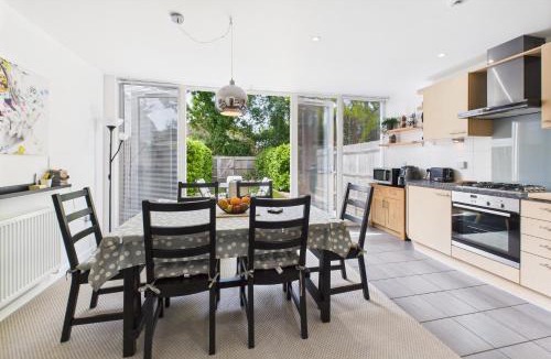 Epsom House | 3 bed modern townhouse with self check in, sleeps 6, 35mins direct train to London Waterloo, zone 6