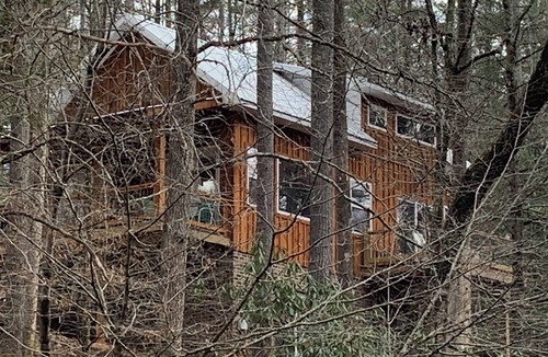 Morganton Cabin | 3-bedroom 2 & half baths cabin sleeps 8. Fast WiFi, directly on the Henry River.
