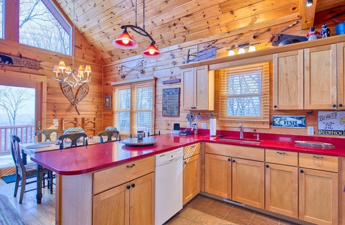 Maggie Valley Cabin | 3 Bedroom, Beautiful Mountain Views, Wireless Internet, Located behind MVCC