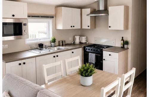 Kirby Misperton House | 3 Bedroom Cabin Sleeps 6 - Shared Pool & Hot Tub