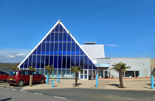 St Leonards-On-Sea Ski Chalet | 3 Bedroom Caravan - Sleeps 8, Parking, Pets, Beach