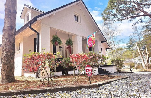 Cordova House | (3) Bedroom Charming, Cozy Little Hideaway with a Unique Feel! Sleeps 6