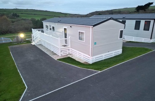 Newquay Cabin | 3 Bedroom Holiday Home in Newquay - Valley Views