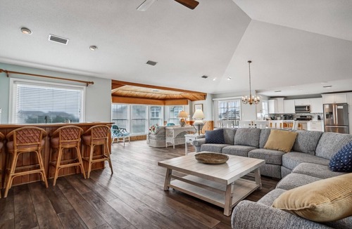Duck House | 3 Bedroom Ships Watch Home Just 325ft to Beach Access