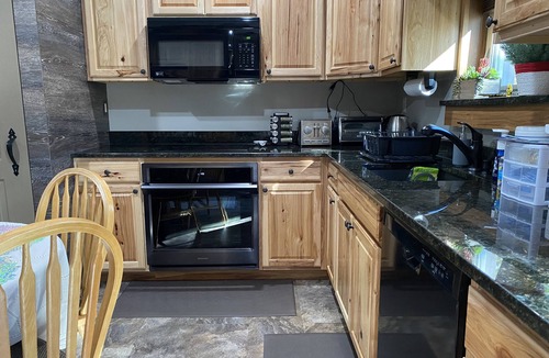 Mill Spring House | 3 Dog Night (Vacation Rental) Private. 7 min to T.I.E.C