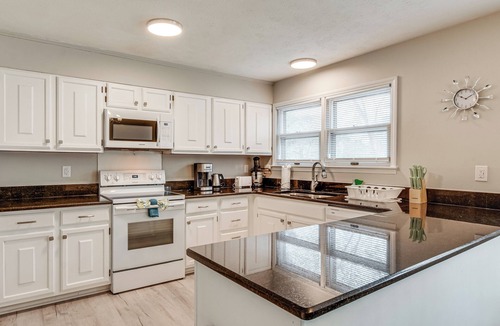 Terry Sanford House | 3 Mi to Dtwn Fayetteville: Home w/Pool Table