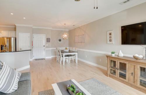 Charleston House | 3 Mi to Folly Beach: Condo w/Pool Access!