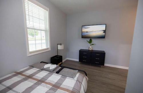Burlington House | 3 Min to Downtown - 10 Min to Elon - Smart TVs