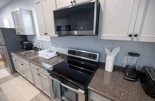 Burlington House | 3 Min to Downtown | 10 to Elon | Car Rental Avail.