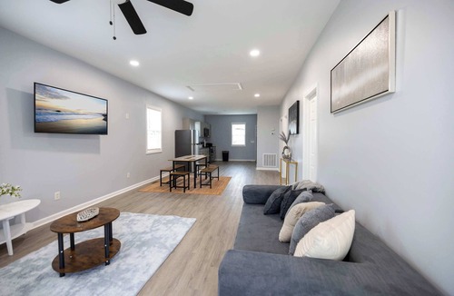 Burlington House | 3 Min to Downtown | 10 to Elon | Car Rental Avail.