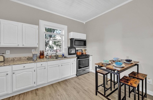 Winston - Salem Apartment | 3 mins from Downtown - PS5, King Bed & EV Charger