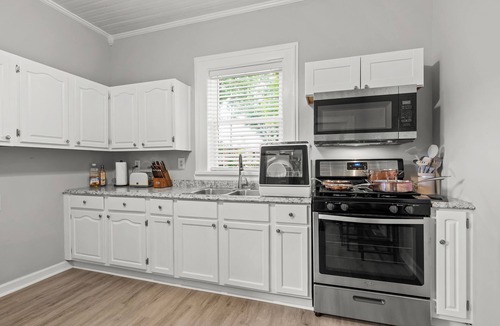 Winston - Salem Apartment | 3 mins from Downtown - PS5, King Bed & EV Charger