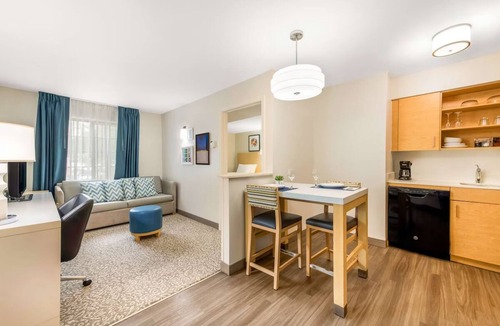 Arrowood Hotel | 3 Modern Apartment-Style Suites with Pool Close to Billy Graham Library – 5 Mi