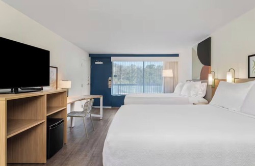 Hilton Head Island Hotel | 3 Modern Beachside Comfort | Fitness Center & Pool | Near Coligny Plaza