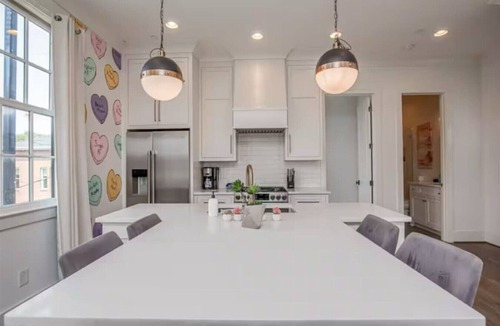 Rolling Mill Hill Apartment | 3 Private Homes Walk2Boradway