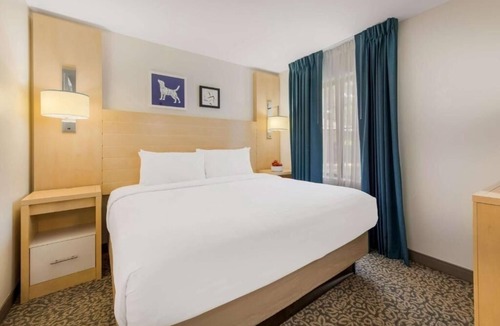 Arrowood Hotel | 3 Quiet Suites Ideal for Business Stays or Getaways Close to Major Attractions