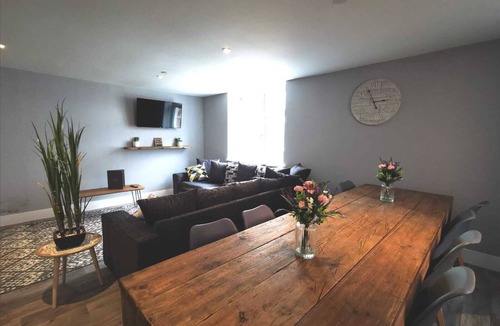 Llanelli Apartment | 3 RM Studio, Open-plan Living, Dining, & Kitchen