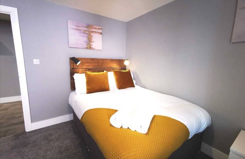 Llanelli Apartment | 3 RM Studio, Open-plan Living, Dining, & Kitchen