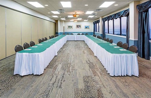 Kill Devil Hills Hotel | 3-Star Hotel ∙ Ramada Plaza by Wyndham Nags Head Oceanfront