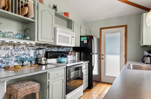 Southern Shores House | 3 Weeks On The Shores: Private Heated Pool & Hot Tub, Tiki Bar & Putting green