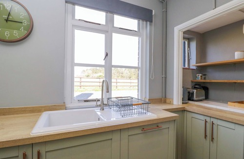 Bromham Cottage | 3 WOODS FARM HOUSE, family friendly, with a garden in Devizes